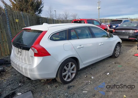 2017 Volvo V60 T5 Platinum z USA, uszkodzony, nr VIN YV140MEM7H1361357